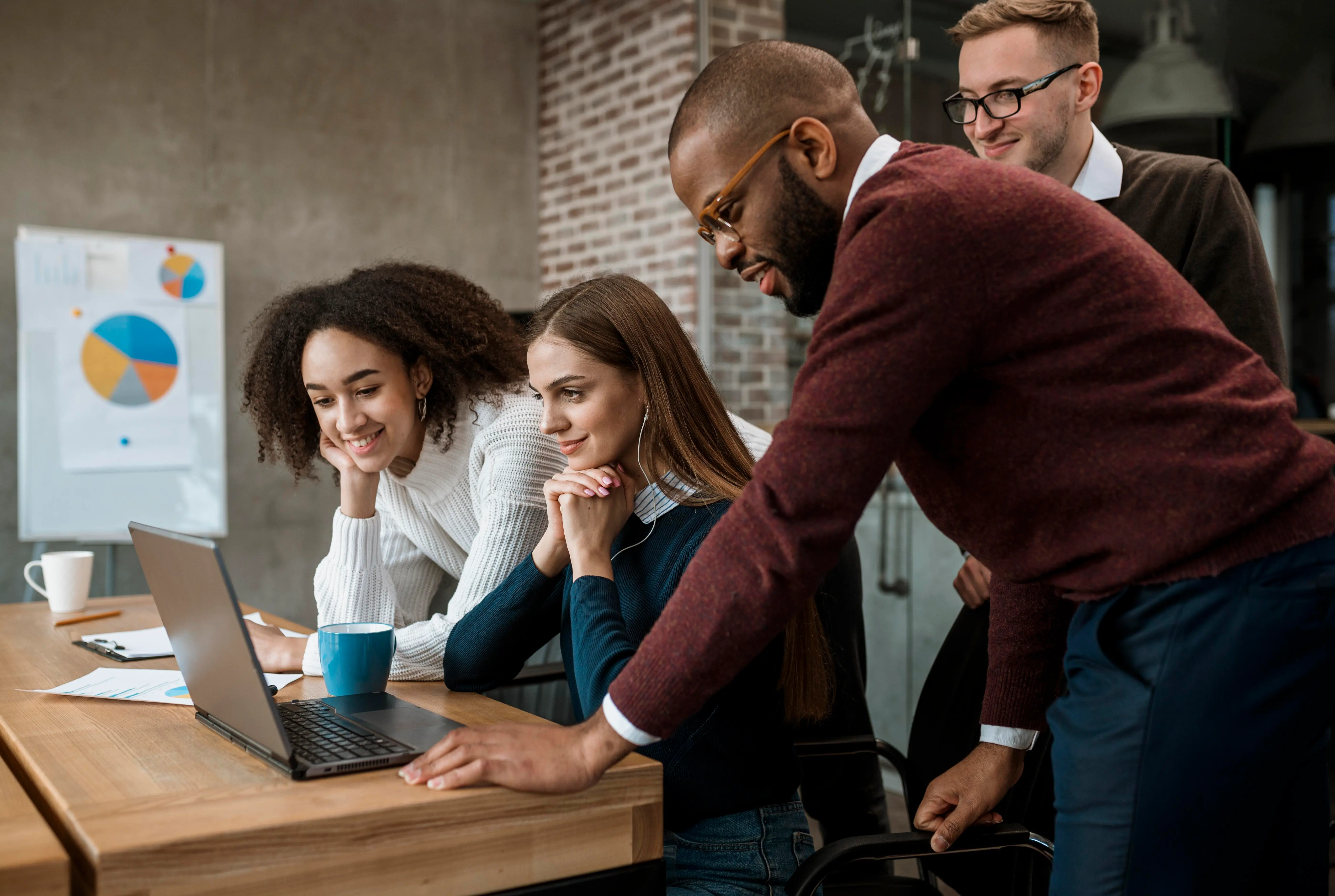 woman-showing-something-her-colleagues-during-meeting.webp